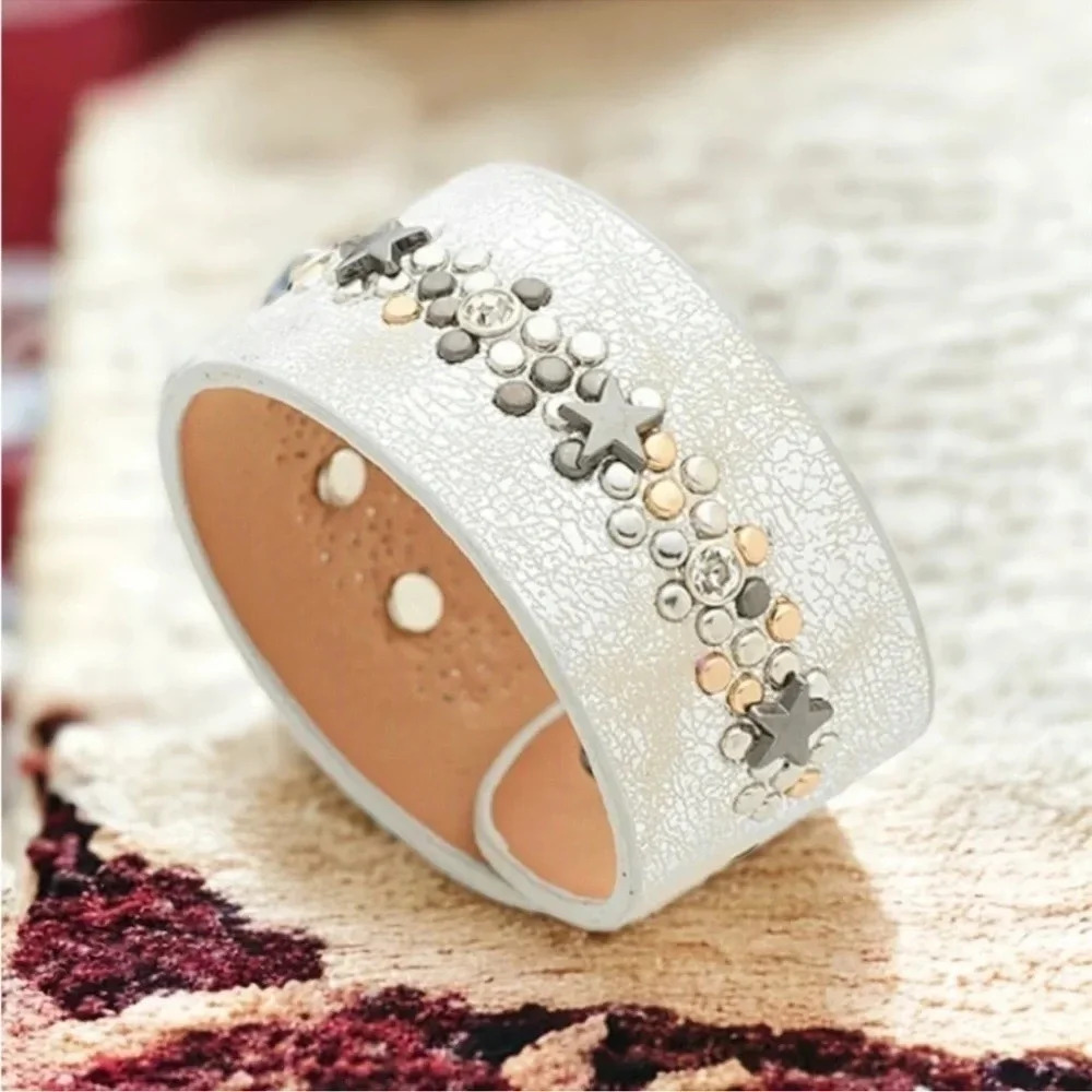 Silver Leather Star Rivet Cuff - Picture 4 of 4